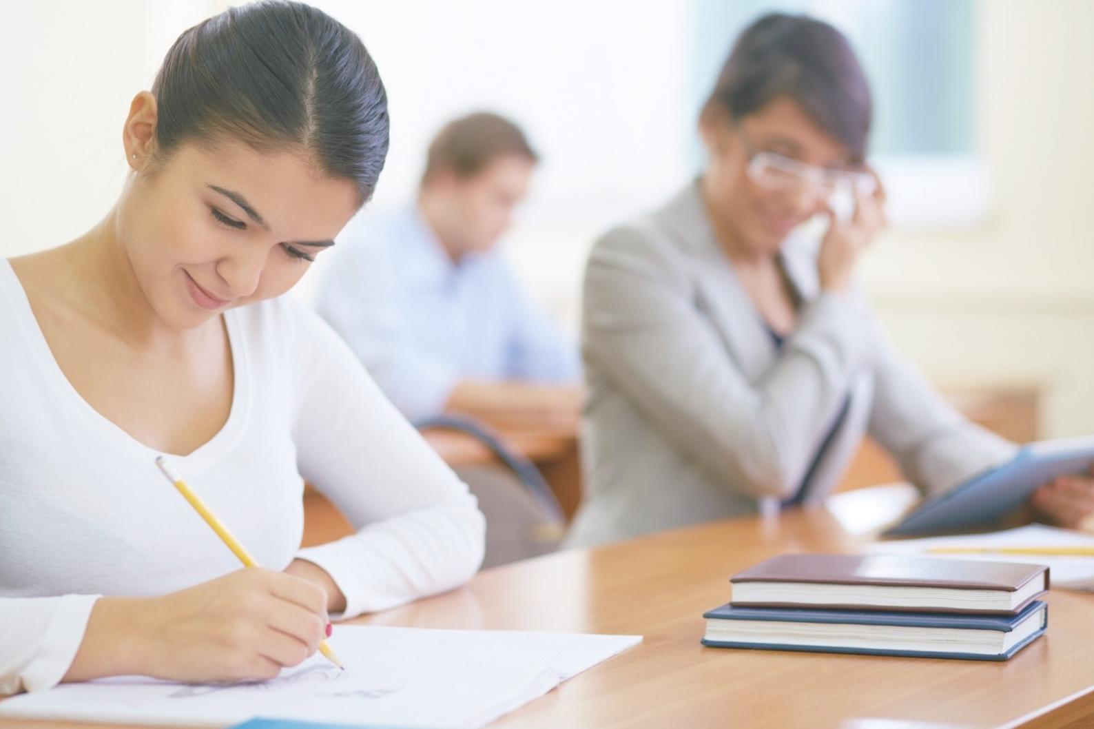 Analyse approfondie des documents financiers et rapports d'entreprise