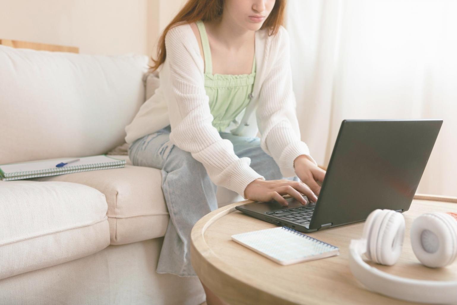 Espace de travail moderne dédié à l'apprentissage de l'analyse financière