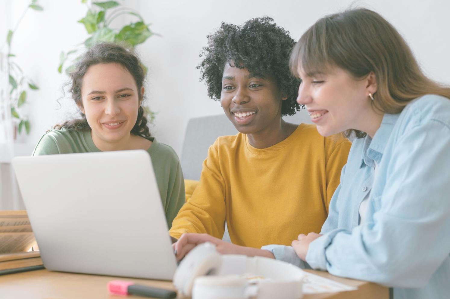 Espace de travail avec analyses financières et graphiques